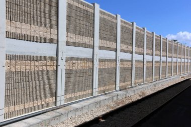 Çevredeki alan odasından veya bitişik oda ayıran dikey kapsayan bir yapısı var. 