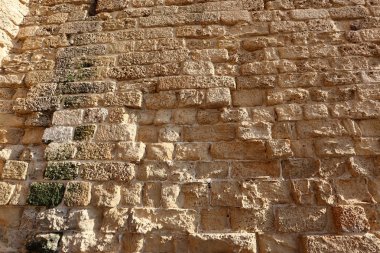 Çevredeki alan odasından veya bitişik oda ayıran dikey kapsayan bir yapısı var. 