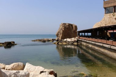 Çevredeki alan odasından veya bitişik oda ayıran dikey kapsayan bir yapısı var. 