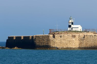 Çevredeki alan odasından veya bitişik oda ayıran dikey kapsayan bir yapısı var. 