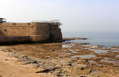 Çevredeki alan odasından veya bitişik oda ayıran dikey kapsayan bir yapısı var. 
