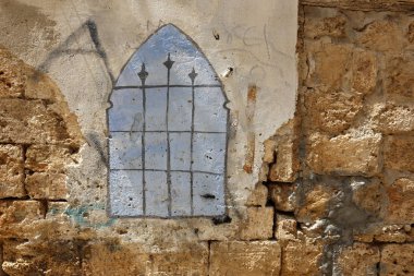 Çevredeki alan odasından veya bitişik oda ayıran dikey kapsayan bir yapısı var. 