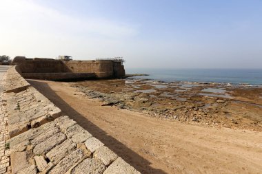 Çevredeki alan odasından veya bitişik oda ayıran dikey kapsayan bir yapısı var. 