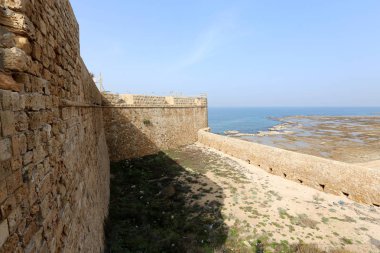 Çevredeki alan odasından veya bitişik oda ayıran dikey kapsayan bir yapısı var. 