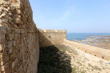 Çevredeki alan odasından veya bitişik oda ayıran dikey kapsayan bir yapısı var. 
