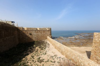 Çevredeki alan odasından veya bitişik oda ayıran dikey kapsayan bir yapısı var. 