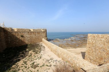 Çevredeki alan odasından veya bitişik oda ayıran dikey kapsayan bir yapısı var. 