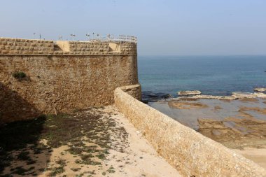 Çevredeki alan odasından veya bitişik oda ayıran dikey kapsayan bir yapısı var. 