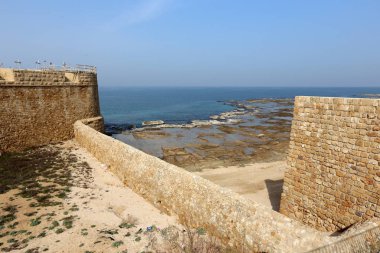 Çevredeki alan odasından veya bitişik oda ayıran dikey kapsayan bir yapısı var. 