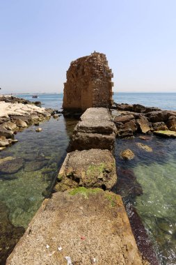 Çevredeki alan odasından veya bitişik oda ayıran dikey kapsayan bir yapısı var. 