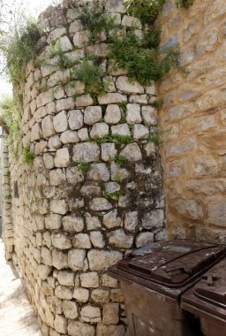 Çevredeki alan odasından veya bitişik oda ayıran dikey kapsayan bir yapısı var. 