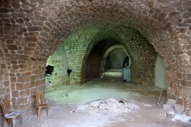 Çevredeki alan odasından veya bitişik oda ayıran dikey kapsayan bir yapısı var. 