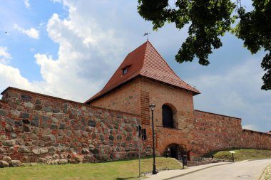 Çevredeki alan odasından veya bitişik oda ayıran dikey kapsayan bir yapısı var. 