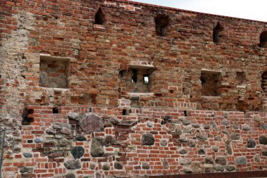 Çevredeki alan odasından veya bitişik oda ayıran dikey kapsayan bir yapısı var. 