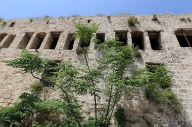 Çevredeki alan odasından veya bitişik oda ayıran dikey kapsayan bir yapısı var. 