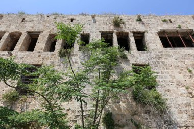 Çevredeki alan odasından veya bitişik oda ayıran dikey kapsayan bir yapısı var. 