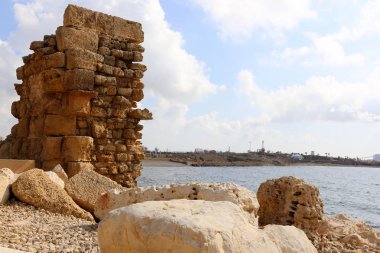 Çevredeki alan odasından veya bitişik oda ayıran dikey kapsayan bir yapısı var. 