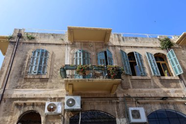 Duvar maruz kiriş üzerinde balkon - bir platform ile raylar, takviyeli 