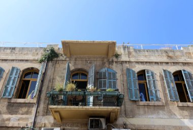 Duvar maruz kiriş üzerinde balkon - bir platform ile raylar, takviyeli 