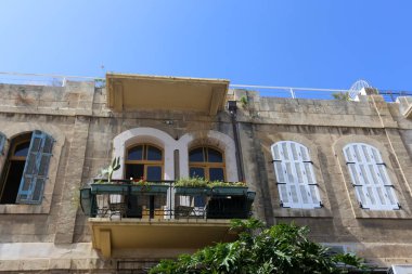 Duvar maruz kiriş üzerinde balkon - bir platform ile raylar, takviyeli 