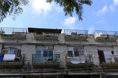 Duvar maruz kiriş üzerinde balkon - bir platform ile raylar, takviyeli 