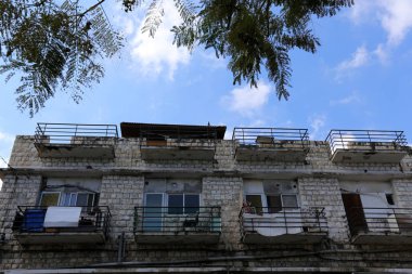 Duvar maruz kiriş üzerinde balkon - bir platform ile raylar, takviyeli 