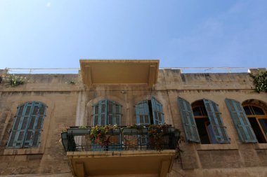 Duvar maruz kiriş üzerinde balkon - bir platform ile raylar, takviyeli 