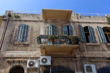 Duvar maruz kiriş üzerinde balkon - bir platform ile raylar, takviyeli 