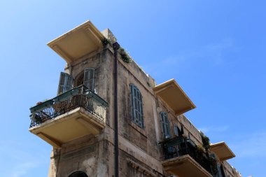 Duvar maruz kiriş üzerinde balkon - bir platform ile raylar, takviyeli 