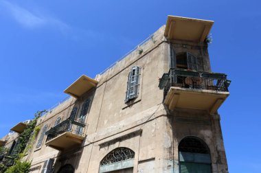 Duvar maruz kiriş üzerinde balkon - bir platform ile raylar, takviyeli 