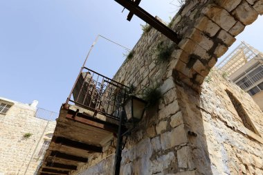 Duvar maruz kiriş üzerinde balkon - bir platform ile raylar, takviyeli 