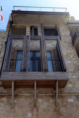 Duvar maruz kiriş üzerinde balkon - bir platform ile raylar, takviyeli 