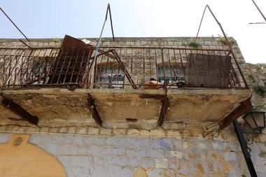 Duvar maruz kiriş üzerinde balkon - bir platform ile raylar, takviyeli 