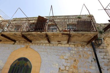 Duvar maruz kiriş üzerinde balkon - bir platform ile raylar, takviyeli 