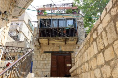 Duvar maruz kiriş üzerinde balkon - bir platform ile raylar, takviyeli 