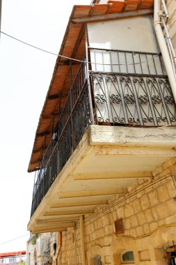 Duvar maruz kiriş üzerinde balkon - bir platform ile raylar, takviyeli 