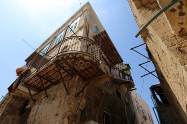 Duvar maruz kiriş üzerinde balkon - bir platform ile raylar, takviyeli 