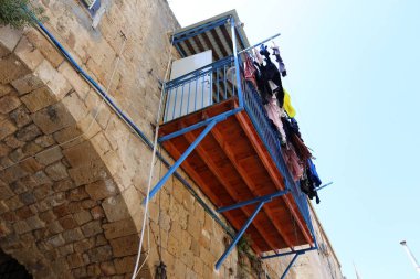 Duvar maruz kiriş üzerinde balkon - bir platform ile raylar, takviyeli 