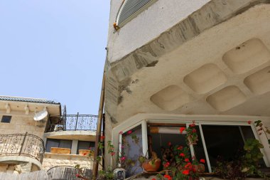 Duvar maruz kiriş üzerinde balkon - bir platform ile raylar, takviyeli 