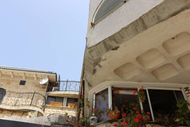 Duvar maruz kiriş üzerinde balkon - bir platform ile raylar, takviyeli 