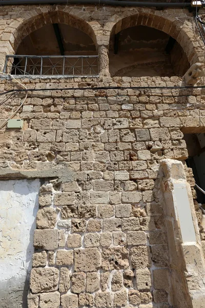 Duvar Maruz Kiriş Üzerinde Balkon Bir Platform Ile Raylar Takviyeli — Stok fotoğraf
