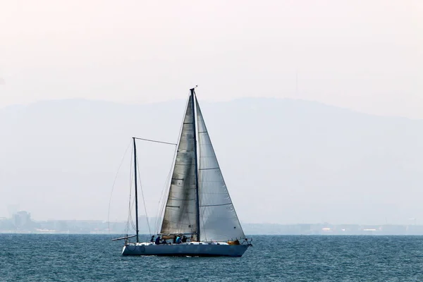 Pequeño Yate Mar Mediterráneo Frente Costa Israel — Foto de Stock