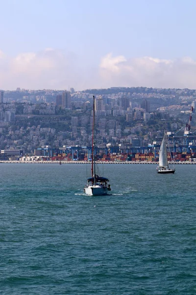 Akdeniz sahil İsrail kapalı küçük bir yat 