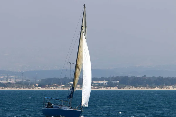 Pequeño Yate Mar Mediterráneo Frente Costa Israel — Foto de Stock