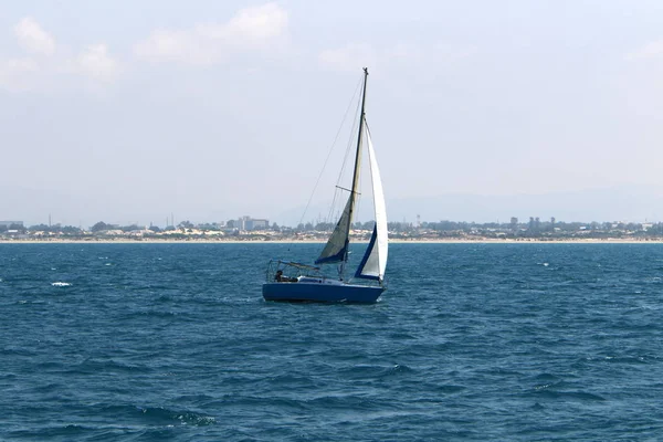Mały Jacht Morzu Śródziemnym Wybrzeży Izraela — Zdjęcie stockowe