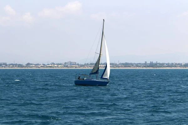 Pequeño Yate Mar Mediterráneo Frente Costa Israel — Foto de Stock