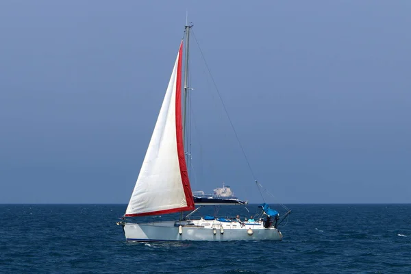 Pequeño Yate Mar Mediterráneo Frente Costa Israel — Foto de Stock