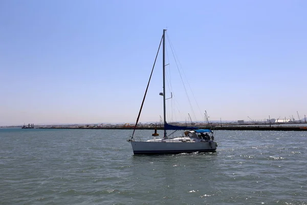 Piccolo Yacht Nel Mar Mediterraneo Largo Della Costa Israele — Foto Stock