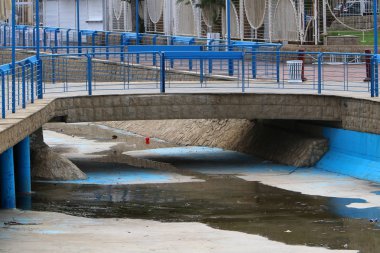 Köprü - bir engel dikilmiş bir yapay yapısı 