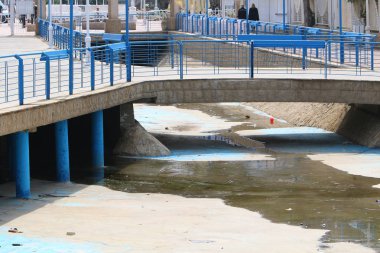 Köprü - bir engel dikilmiş bir yapay yapısı 